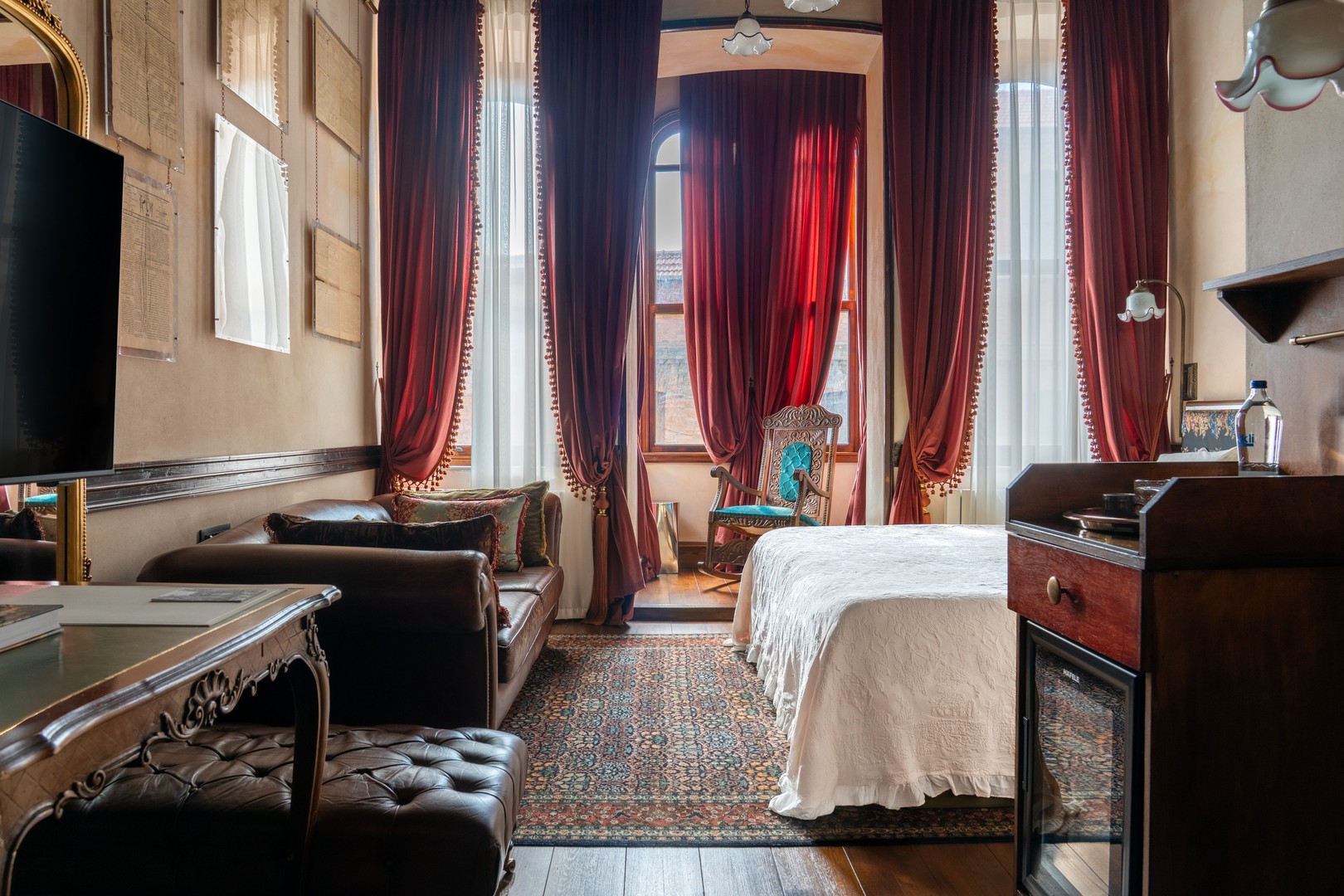 ROOM 1 FRONT - Main Image